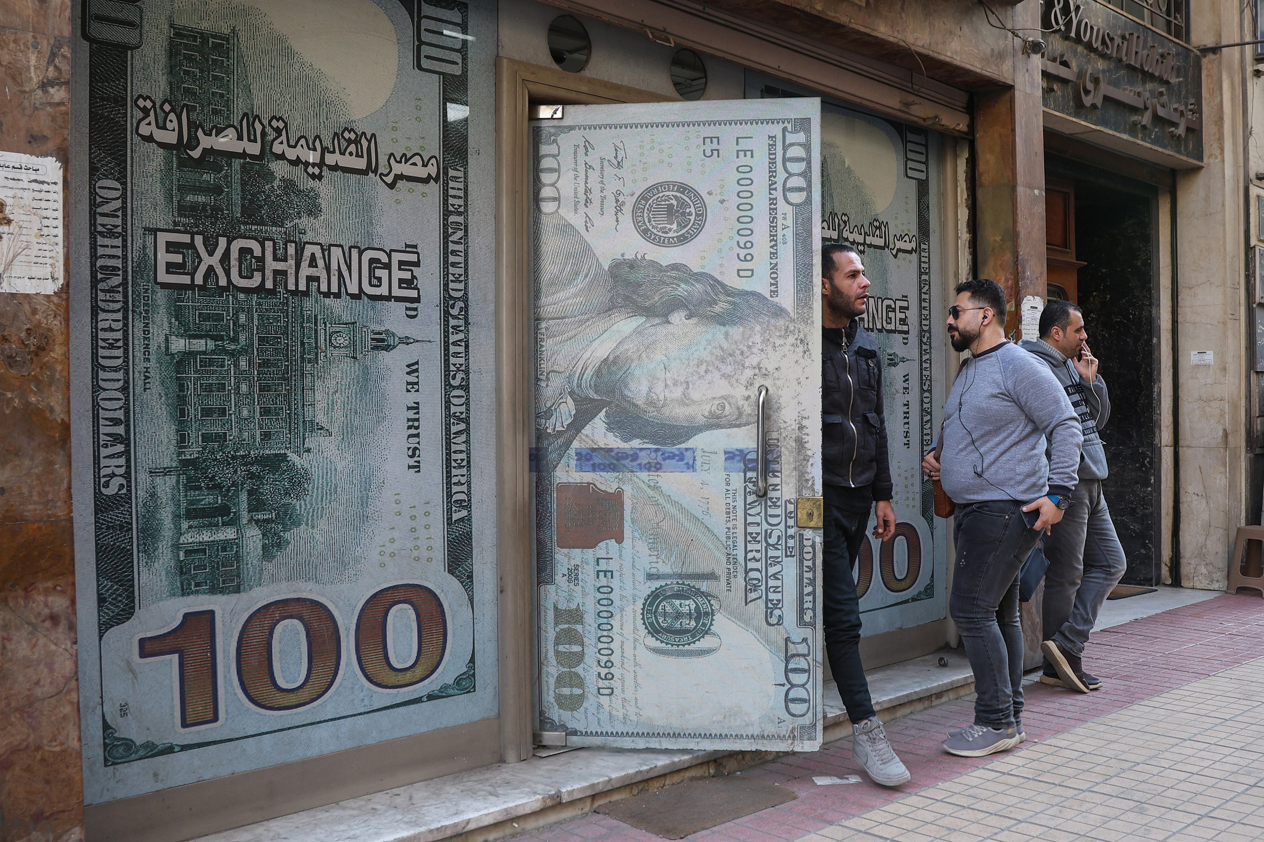 埃镑汇率市场化后暴跌近40%,危机中的埃及经济走向何方?