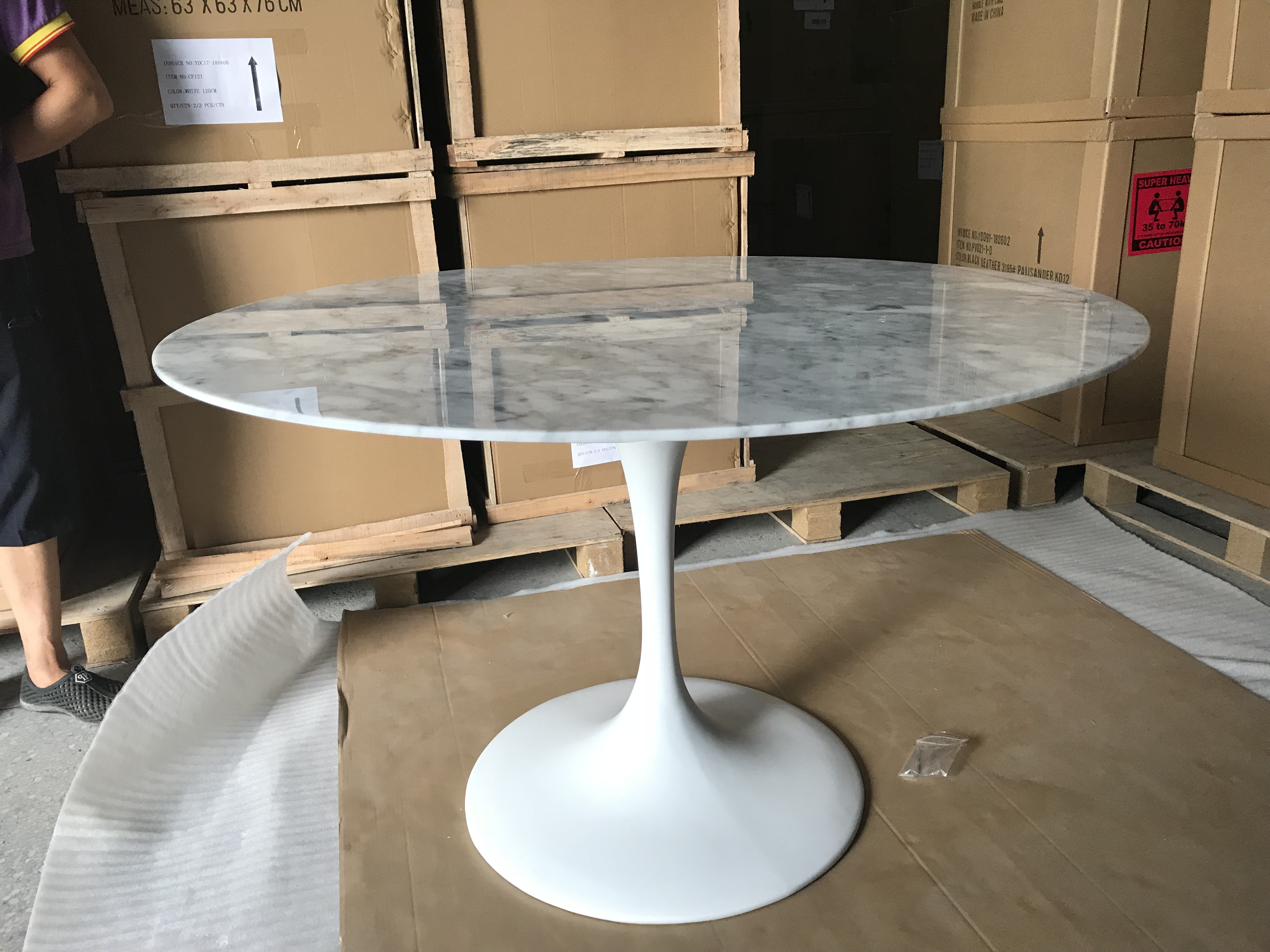 郁金香餐桌(tulip dining table)