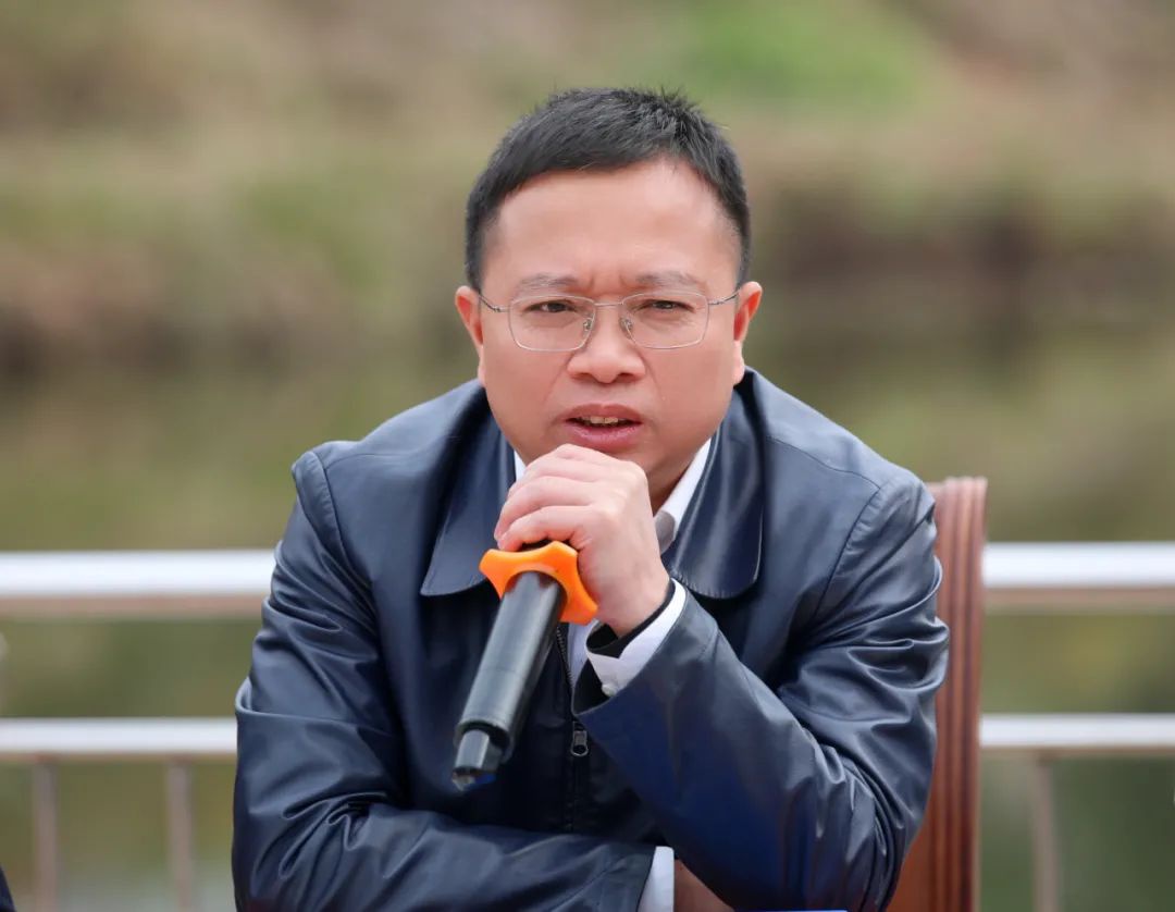 许达在云集街道杨梅冲屋场与群众共话乡村振兴