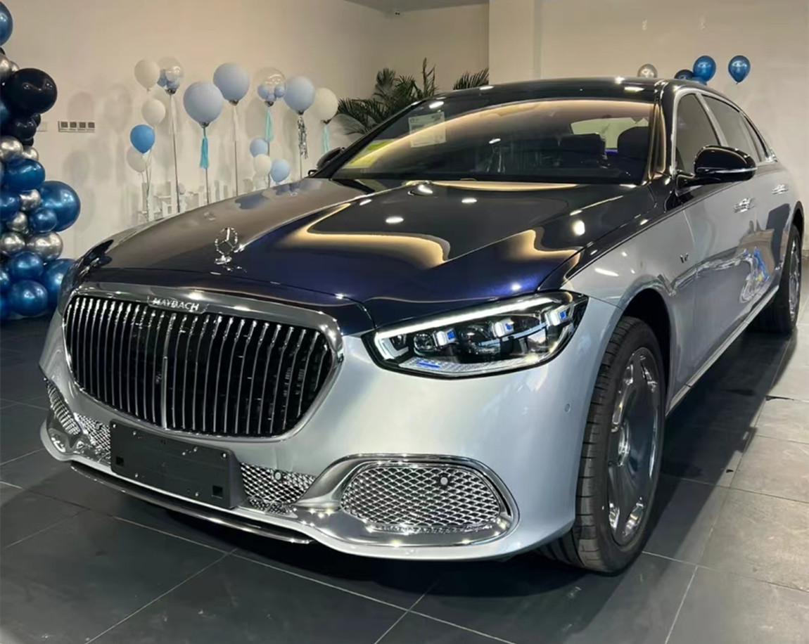 上路超500万!迈巴赫s680百周年纪念版实拍,蓝银双拼,相当虎逼