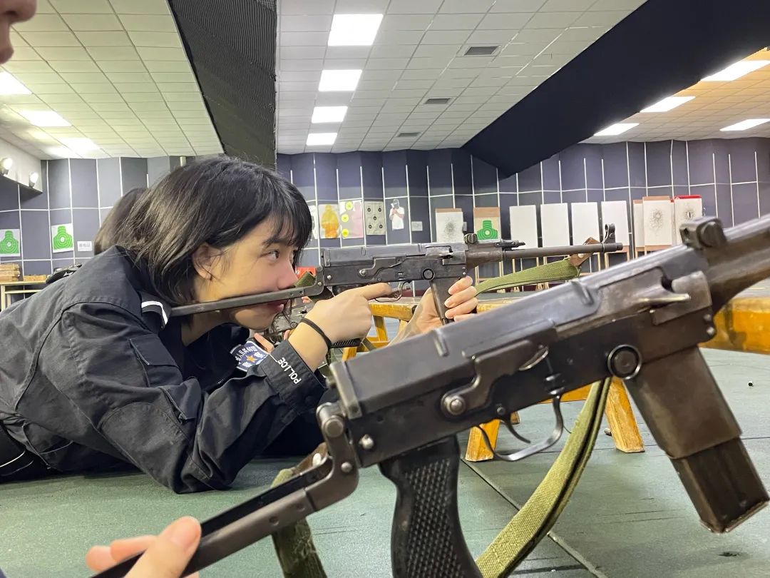 关注|"00后"女警上岗,一天要接100多个电话!