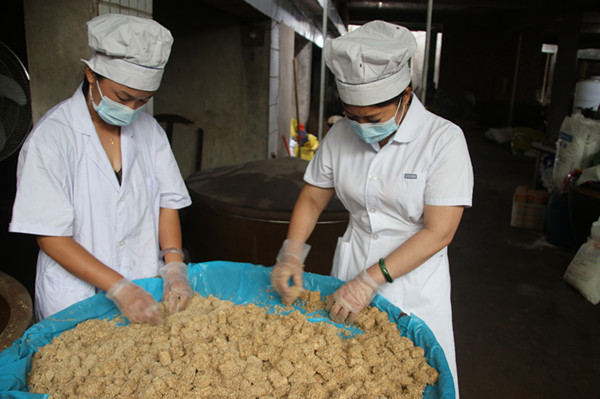 浸渍后的坯块加入密制的蜜酱黄 做成后的临涣豆腐乳,口感细腻,清香