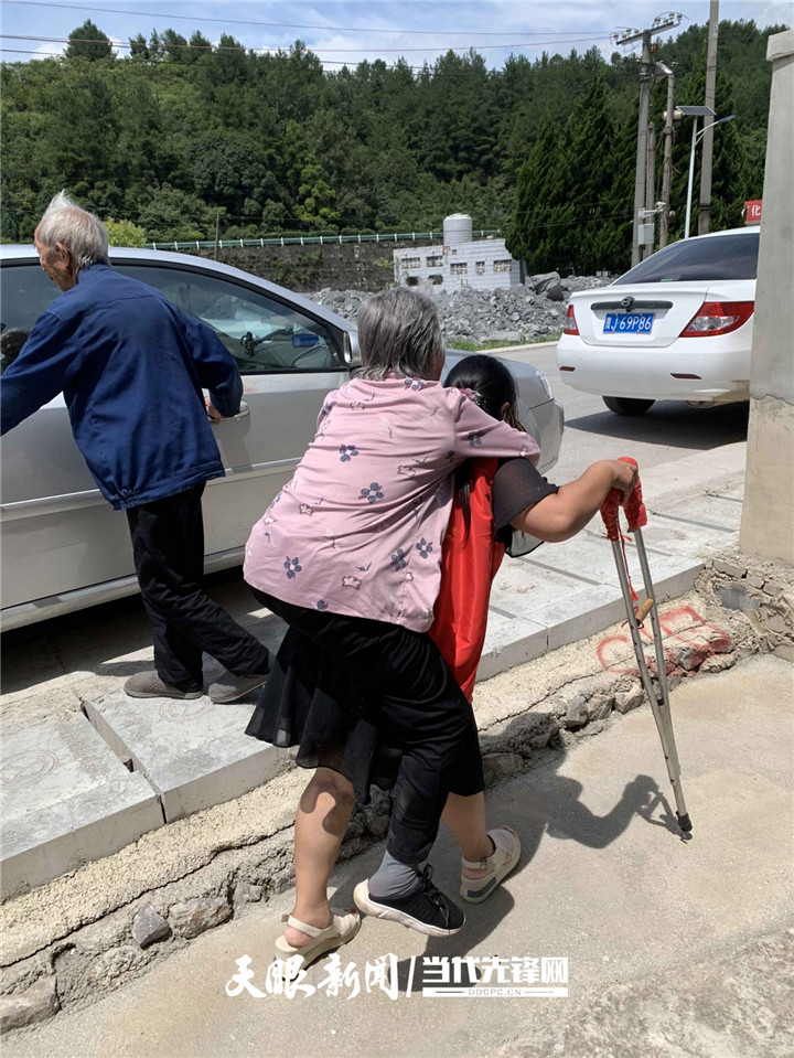 老人腿脚不便,他们就背着去打疫苗