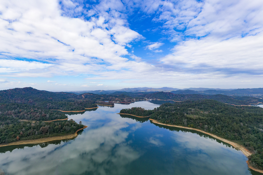 江西南丰:生态水库冬景美