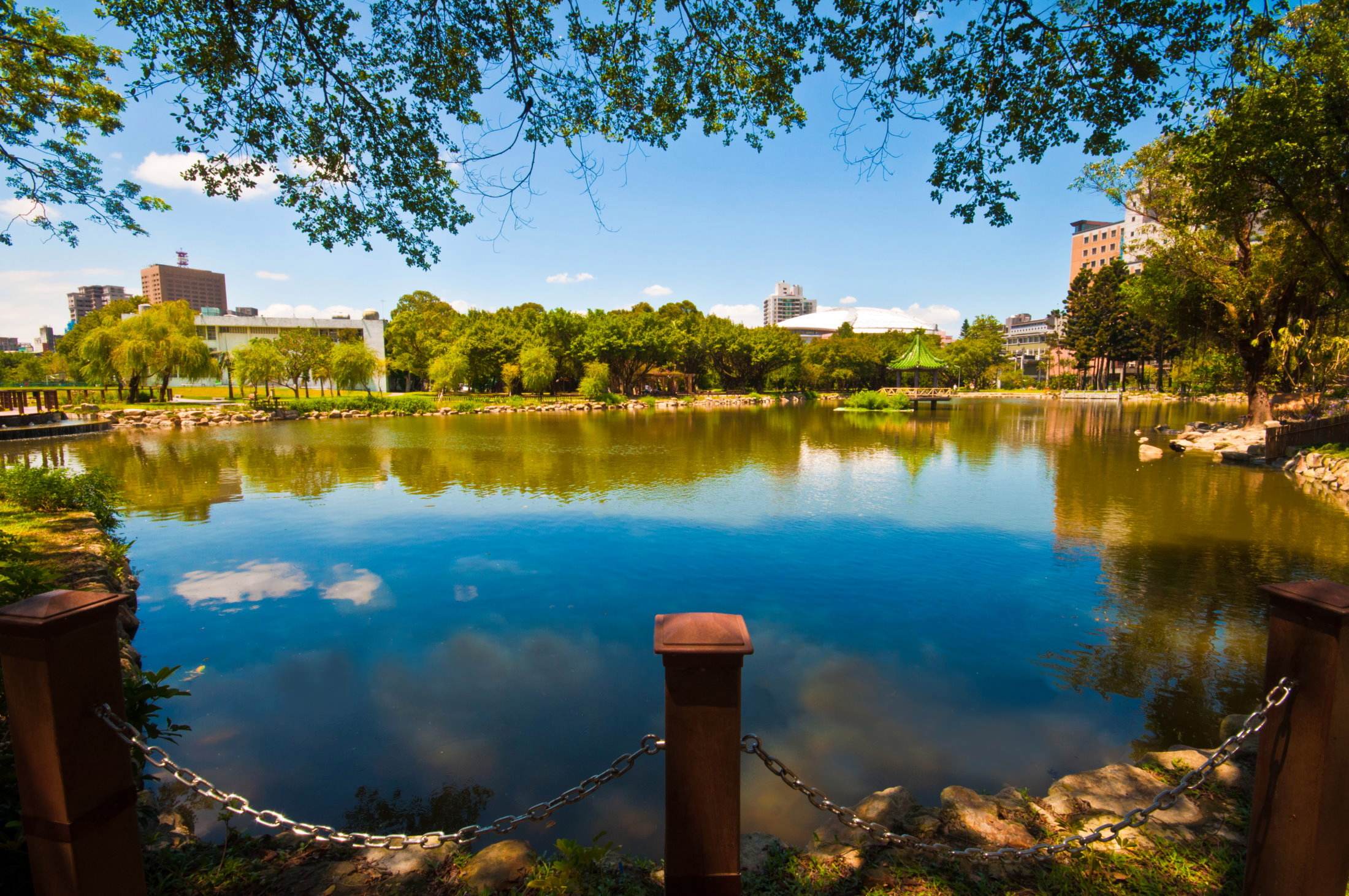 是台湾顶尖研究型重点大学之一,与台湾清华大学及新竹科学工业园相邻