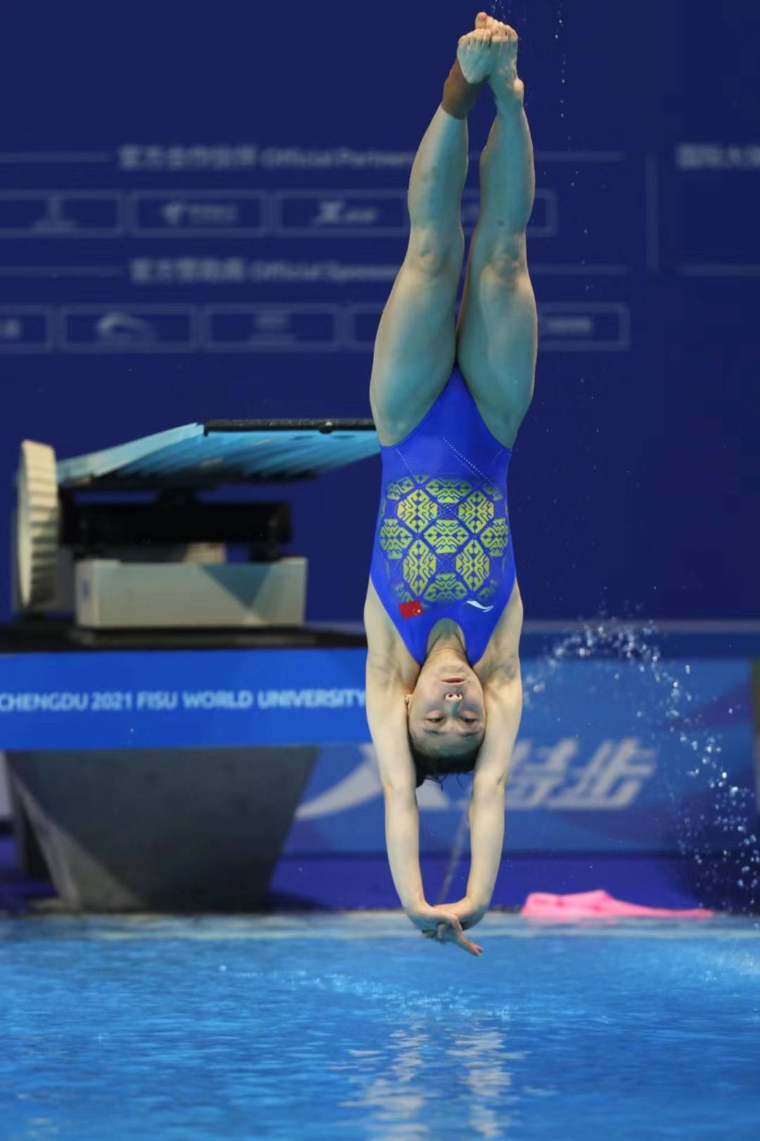 四川自贡选手陈佳夺得成都大运会女子1米跳板金牌,王壹获得银牌