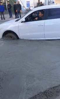 搞笑gif段子:大哥,看你乐呵的样子,只看妹子不用工作吗