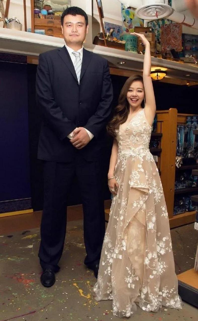 万万没有想到姚明比常人高那么多? 敢跟他合影的人得需要多大的勇气?