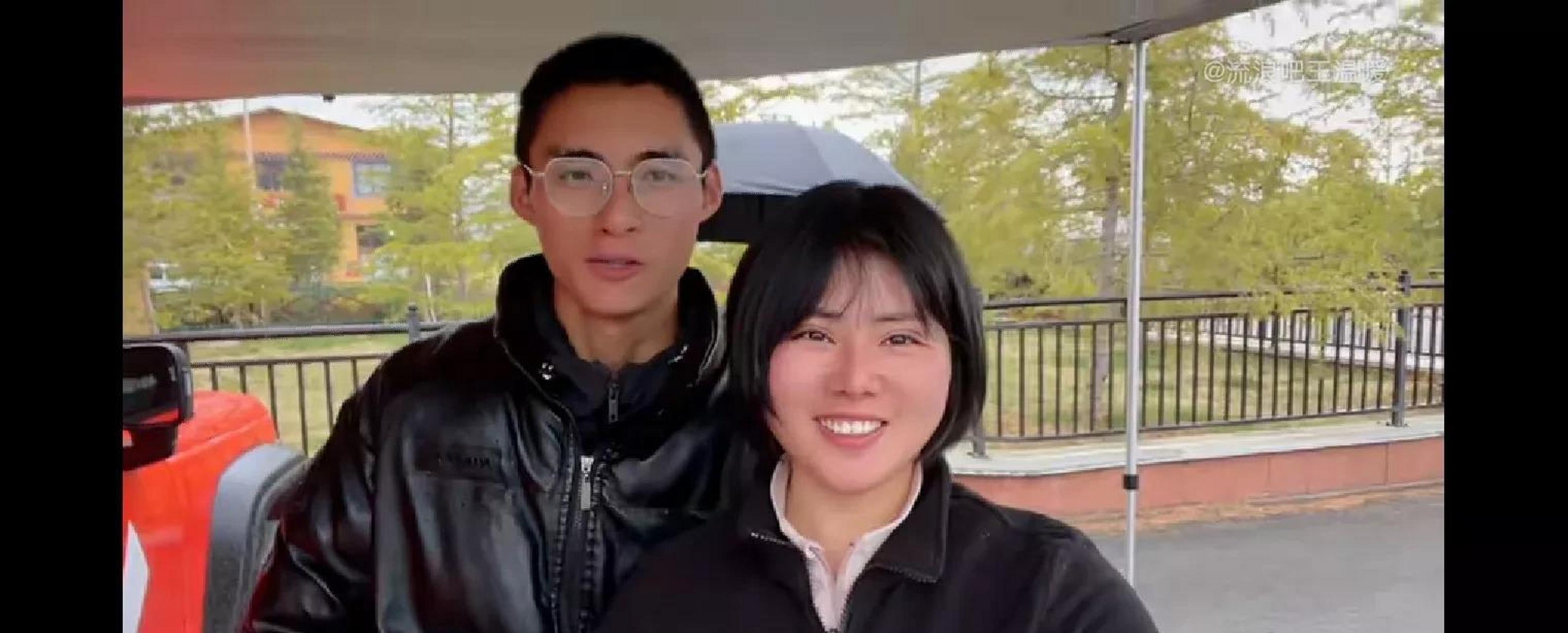 她和小罗是一个地方的人,俩人是在王温暖的机车俱