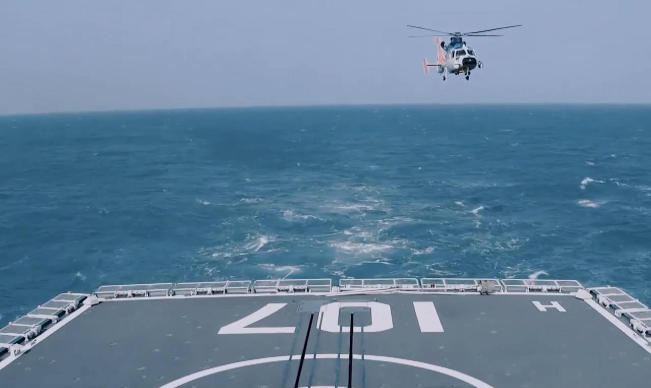 人民海军4月19日发布的视频证实,055型万吨大驱7号舰遵义舰已经服役