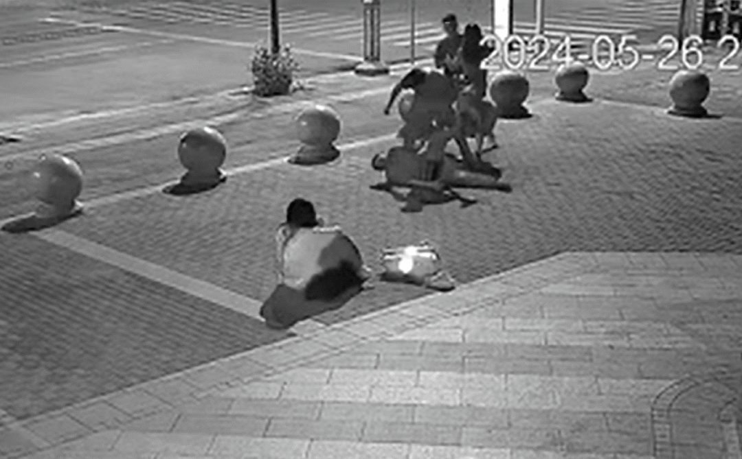 父亲当街多次脚踹女儿，路过男子制止时将其放倒致轻伤，法院判了 - 图1