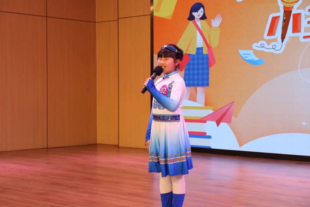 73号小选手陈芮萱,为大家带来舞蹈《细雨》,优美的舞姿,灵动的表情和