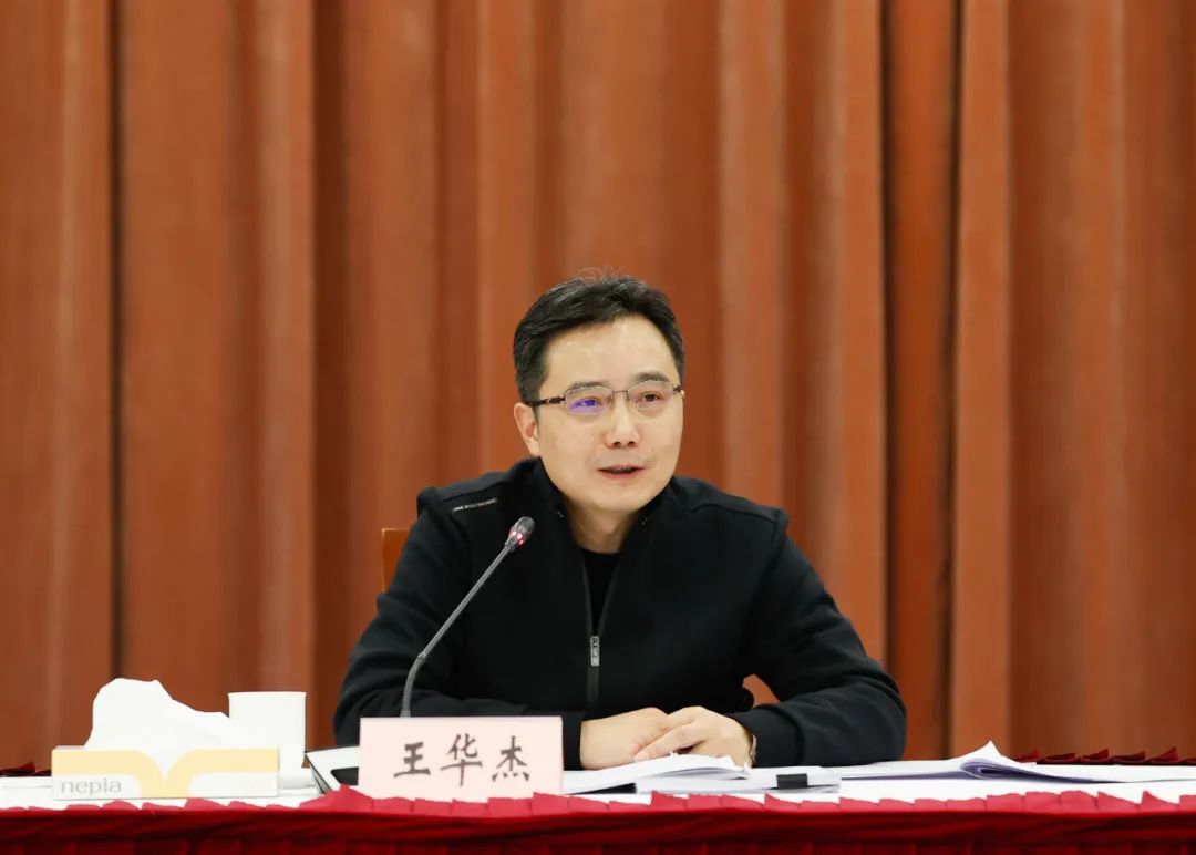 区委学习讨论会举行,王华杰王靖赵汝青刘其龙出席会议并讲话