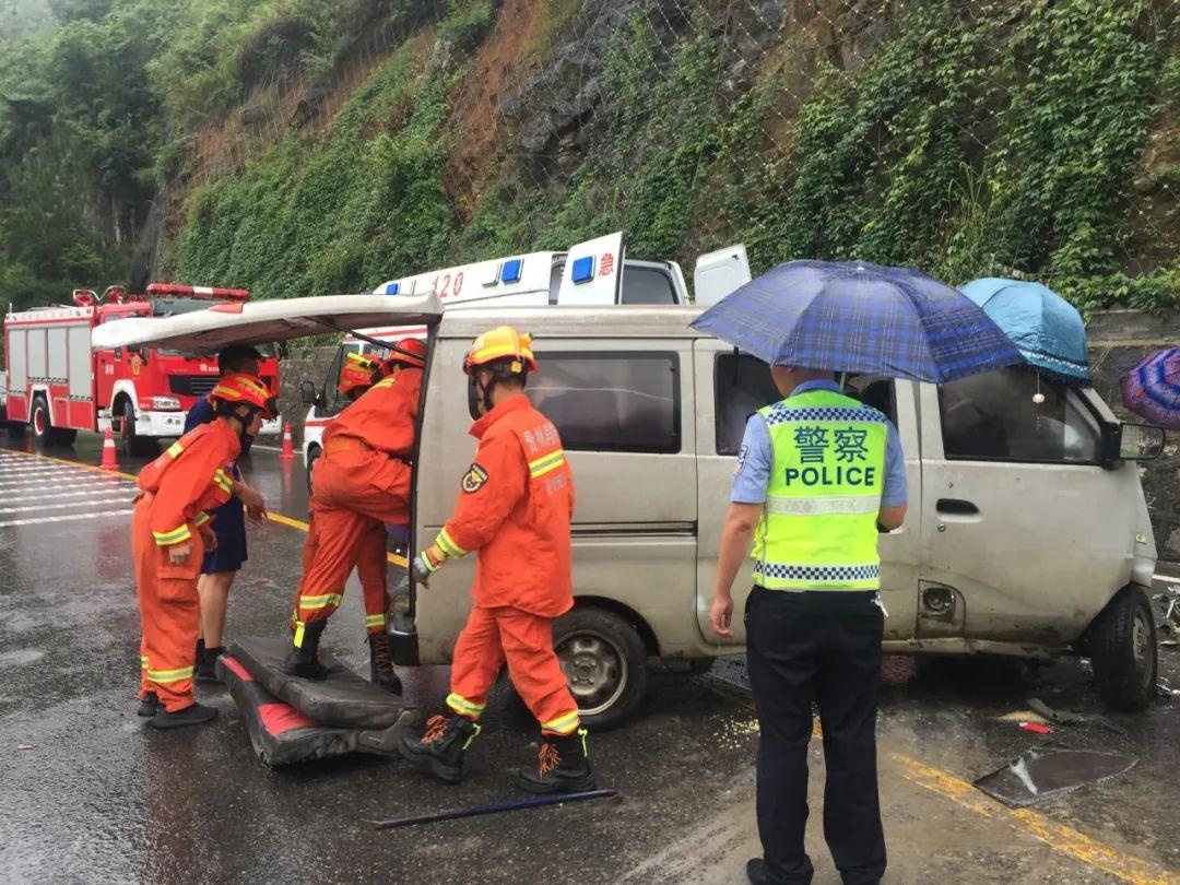 雨天路滑,小心—独山消防成功处置一起交通事故