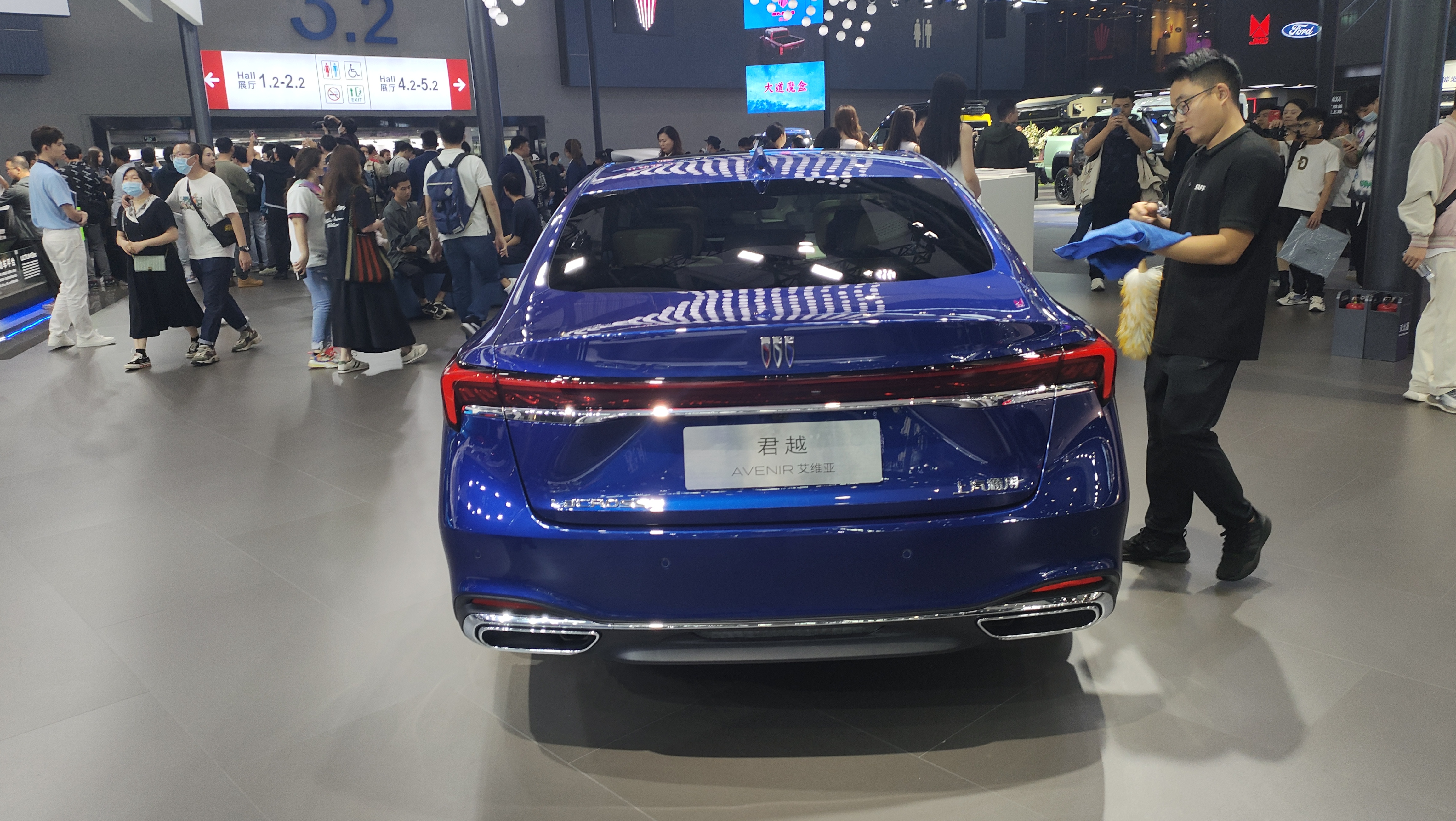 车展中,我有幸参观了别克展台上的汽车,目光被一辆别克君越吸引住了