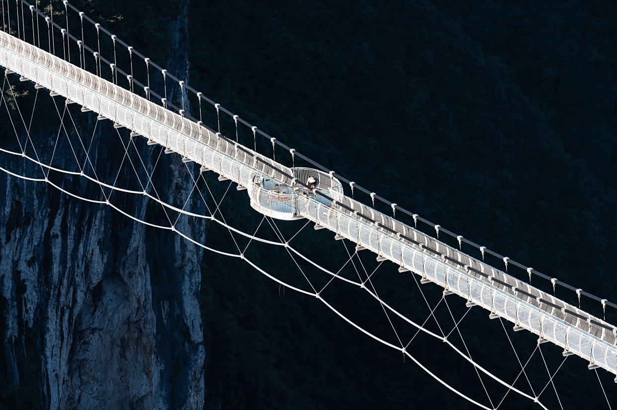 巴山大峡谷景区再上央视,十一假期云顶飞渡玻璃桥精彩纷呈!