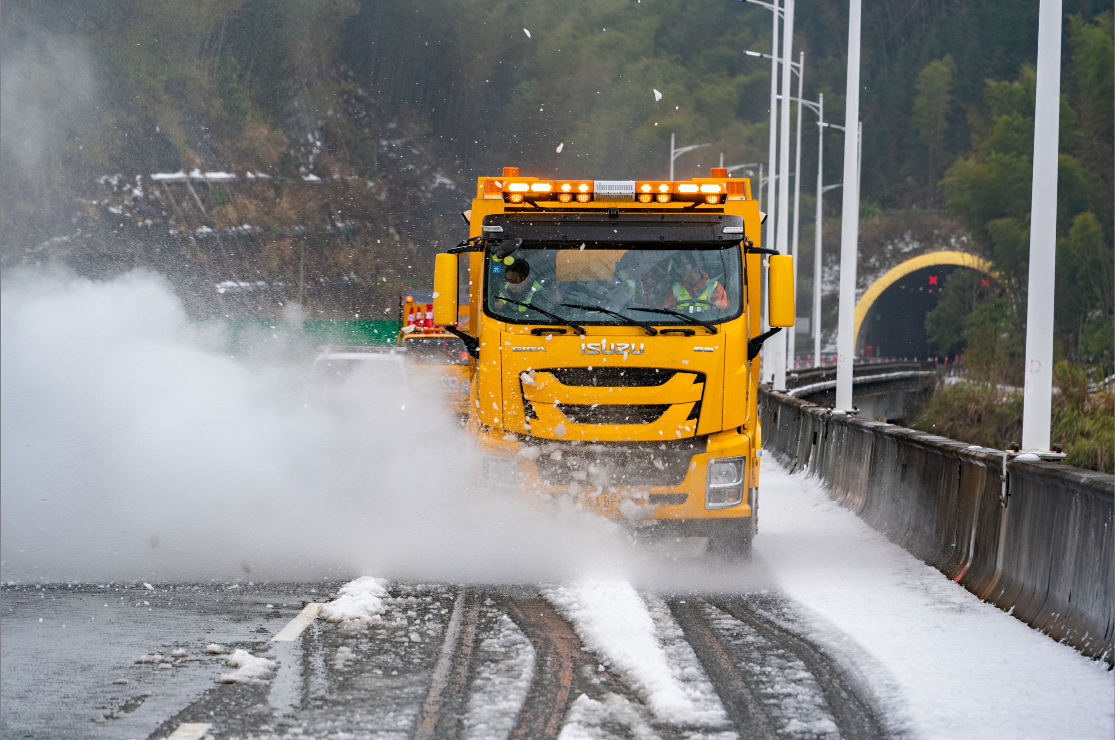 二广高速"狂风吹雪车"出动除冰,每小时可清理40公里