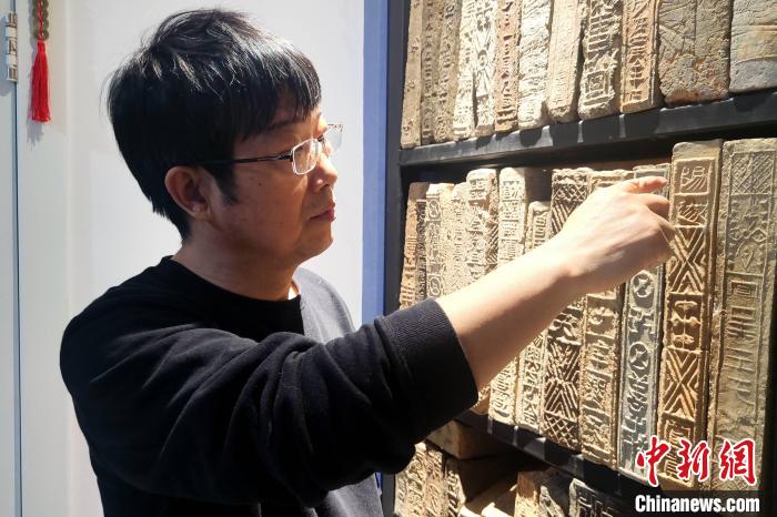 西安收藏家收藏古砖千余块 传承"姓氏"文化记忆