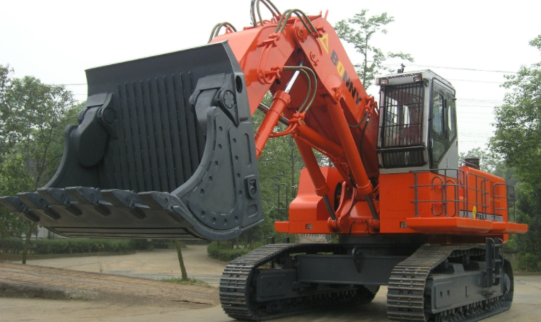 正铲挖掘机的挖土特点是什么?