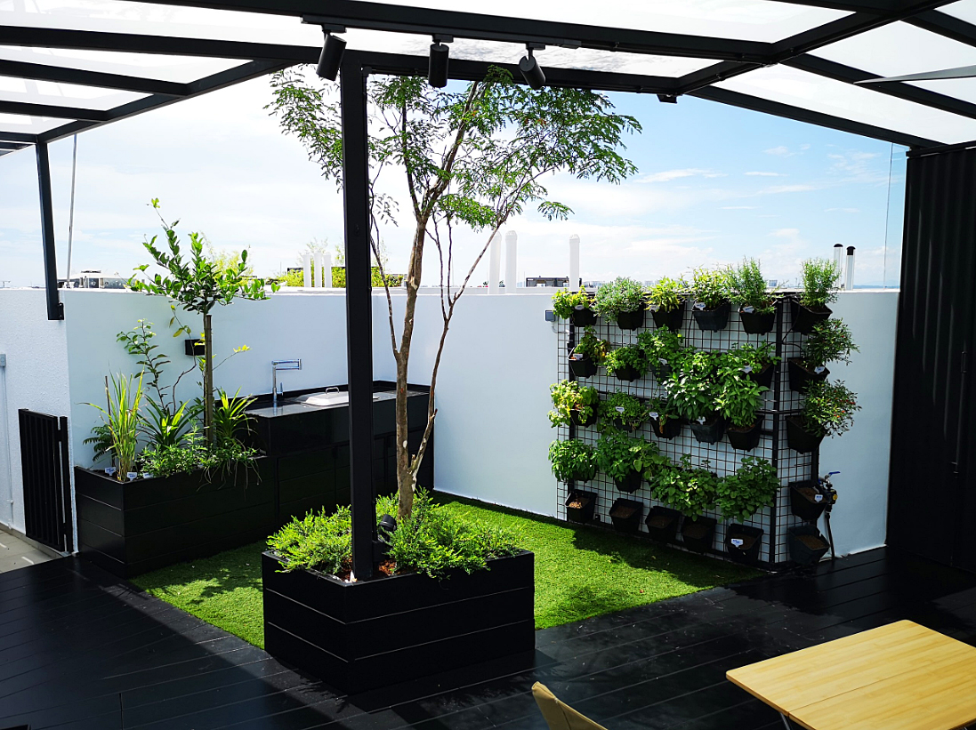 庭院设计:小面积的天台改成了顶楼花园,有防雨廊架的最适合顶楼
