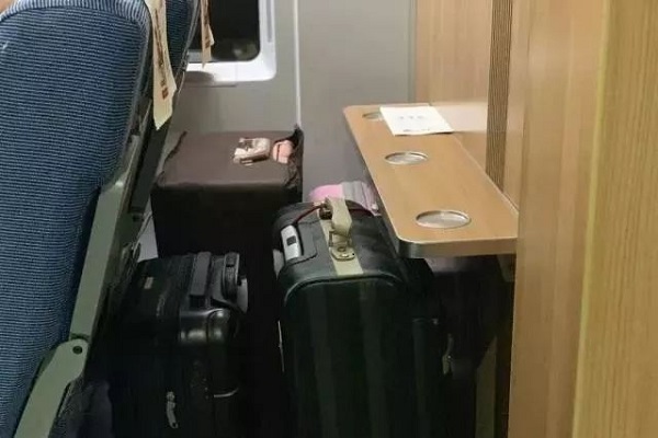 高铁二等座怎么放28寸行李箱