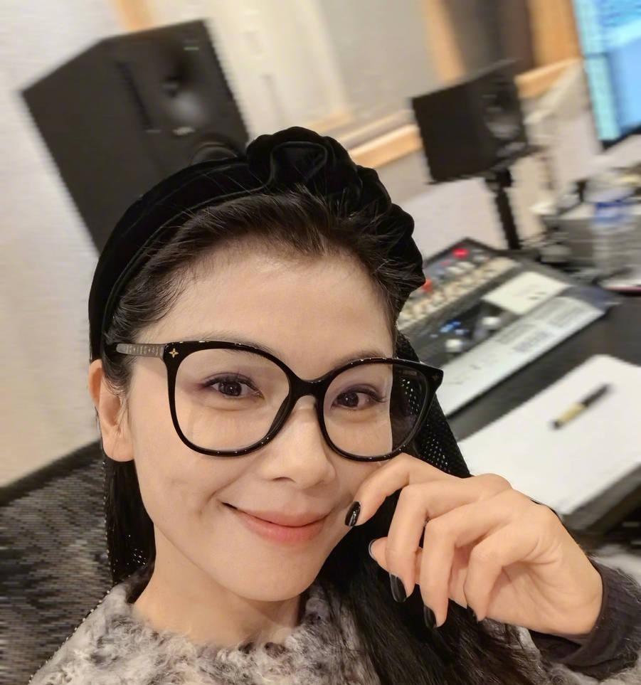 刘涛对镜秀美甲姿势可爱 戴黑框眼镜笑容温婉