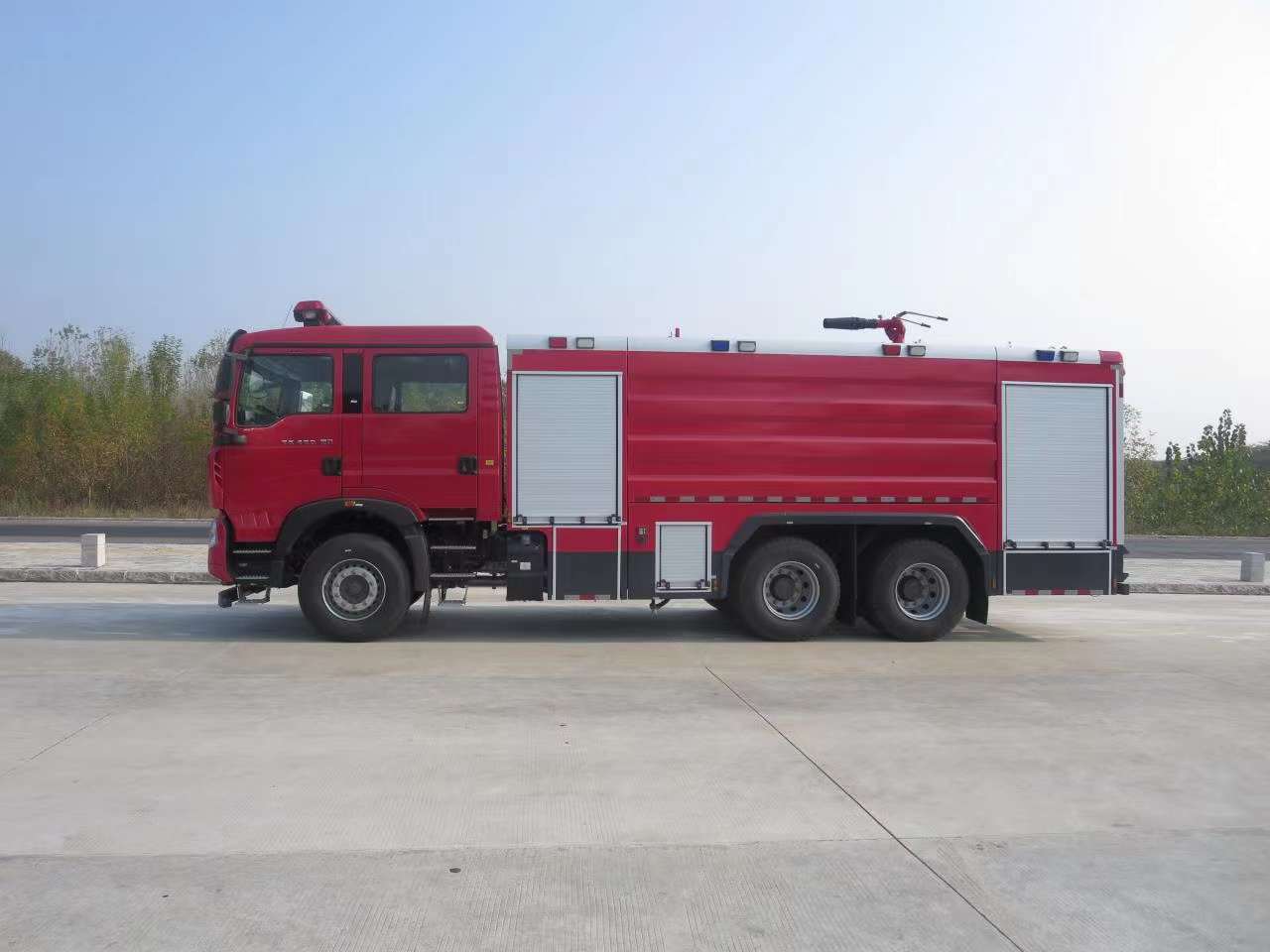 豪沃12吨后八轮泡沫消防车