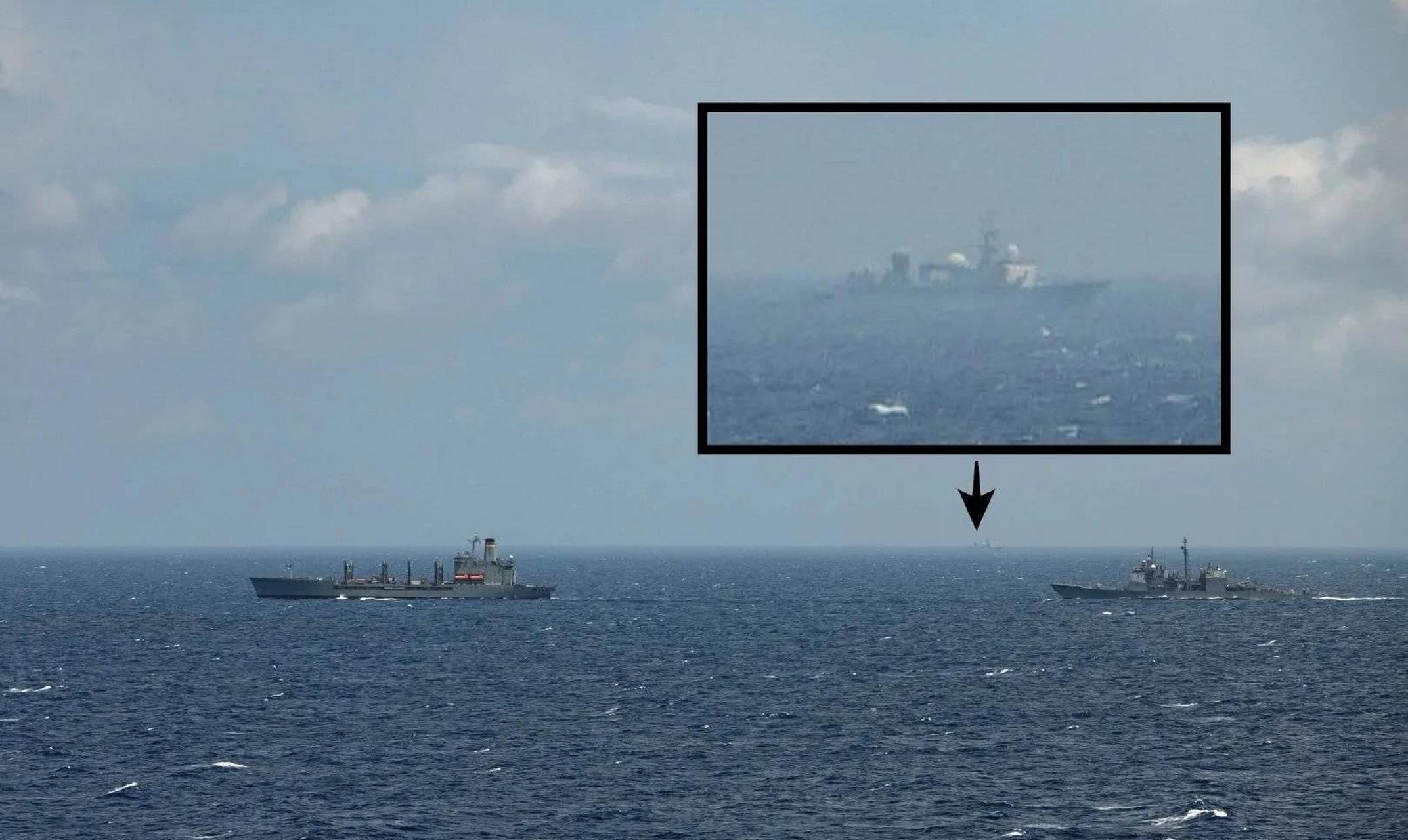 美国海军"邦克山"号巡洋舰(cg-52)在中国南海与补给油船"瓜达卢佩"号