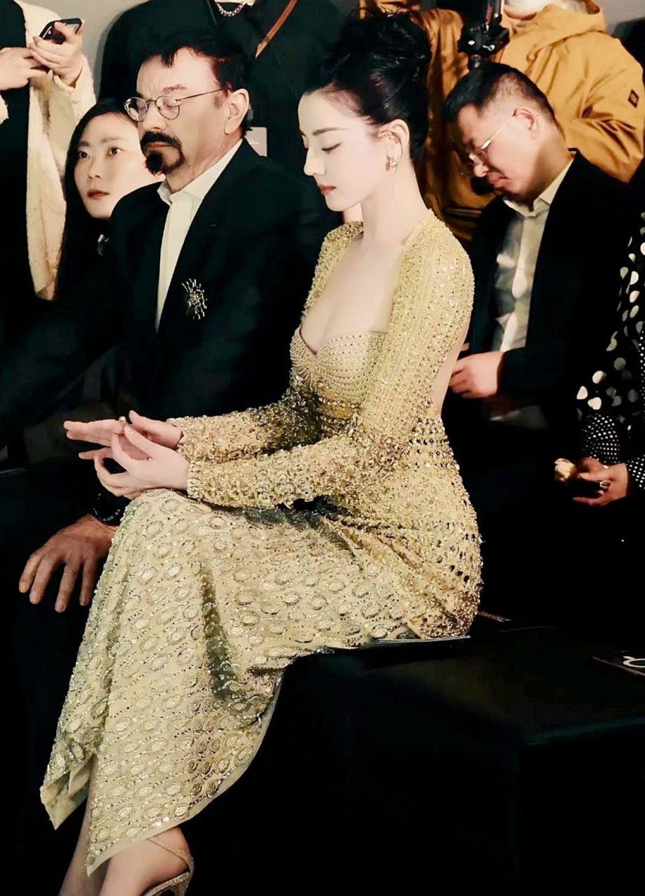 迪丽热巴的坐姿一流又端正!