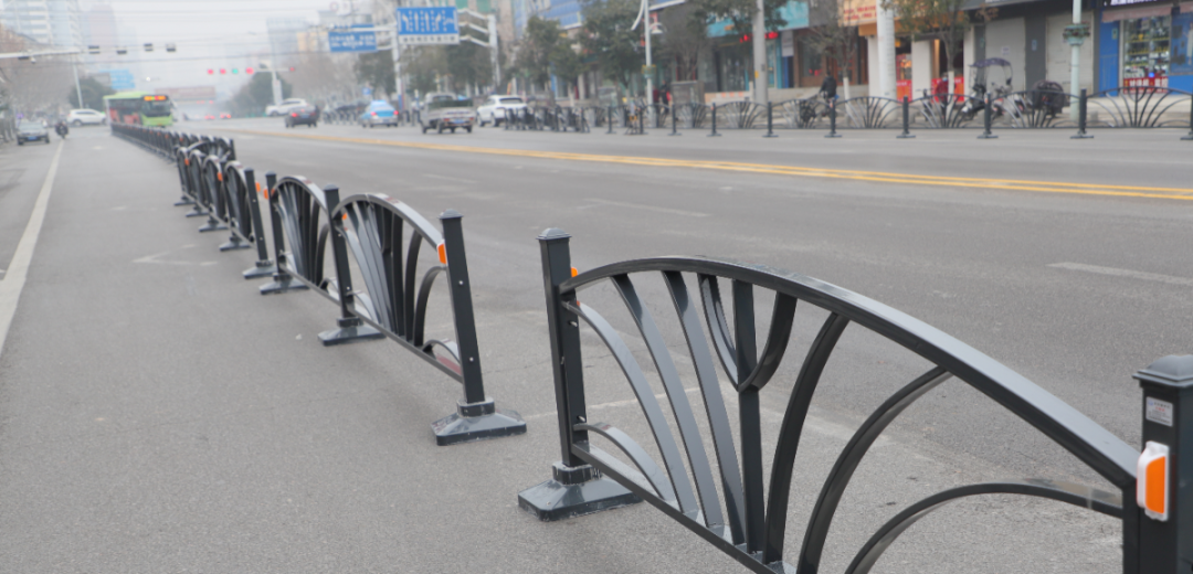太和城管|增设道路机非隔离护栏 保障群众出行安全有序