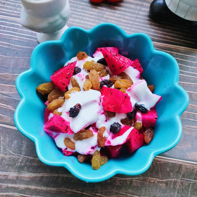 葡萄干火龙果拌酸奶,非常好吃,营养美味