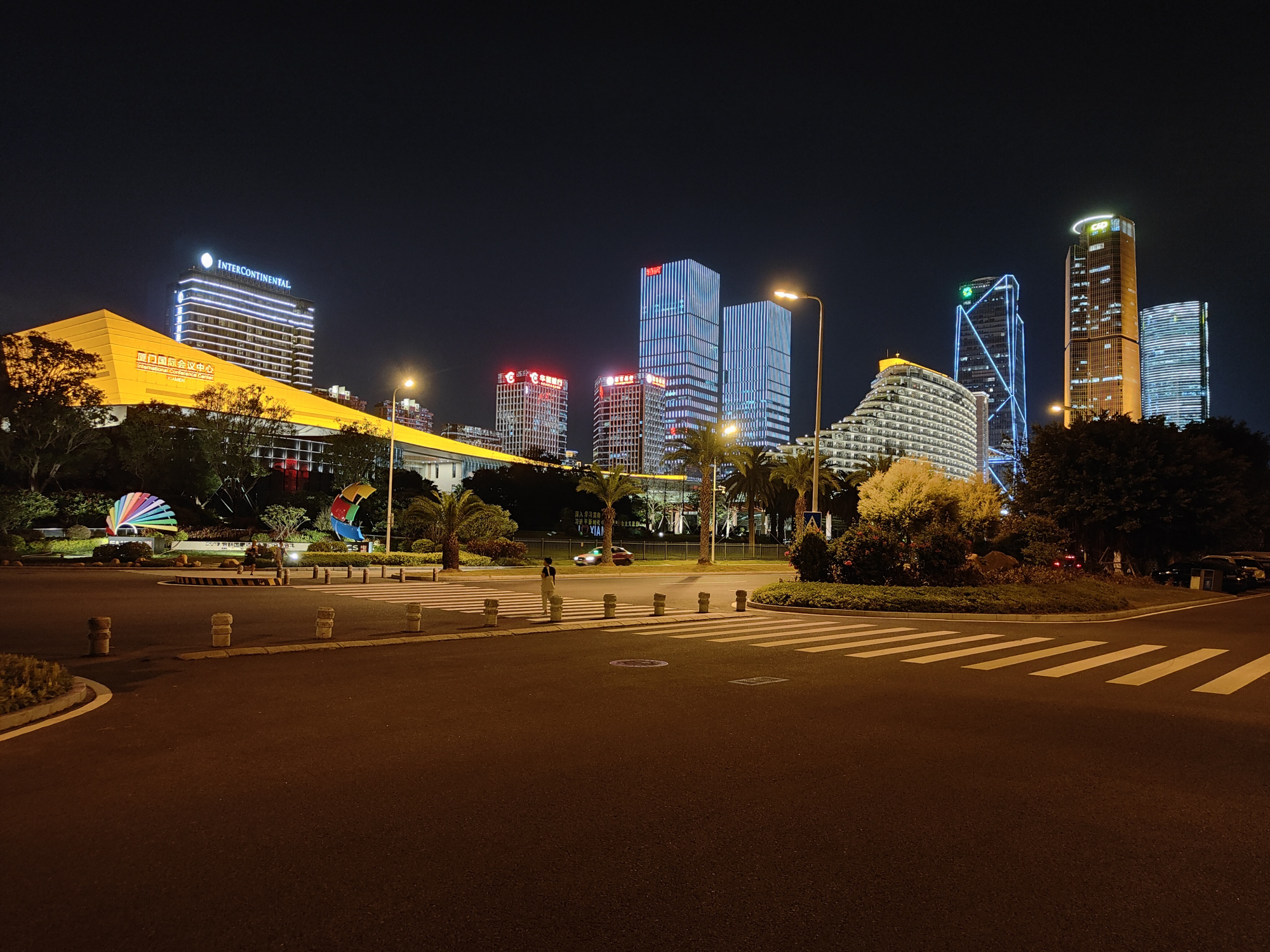 夜晚的厦门会展中心和观音山沙滩风景