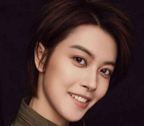 从网红到当红演员,邢恩的成功离不开帅气的外表