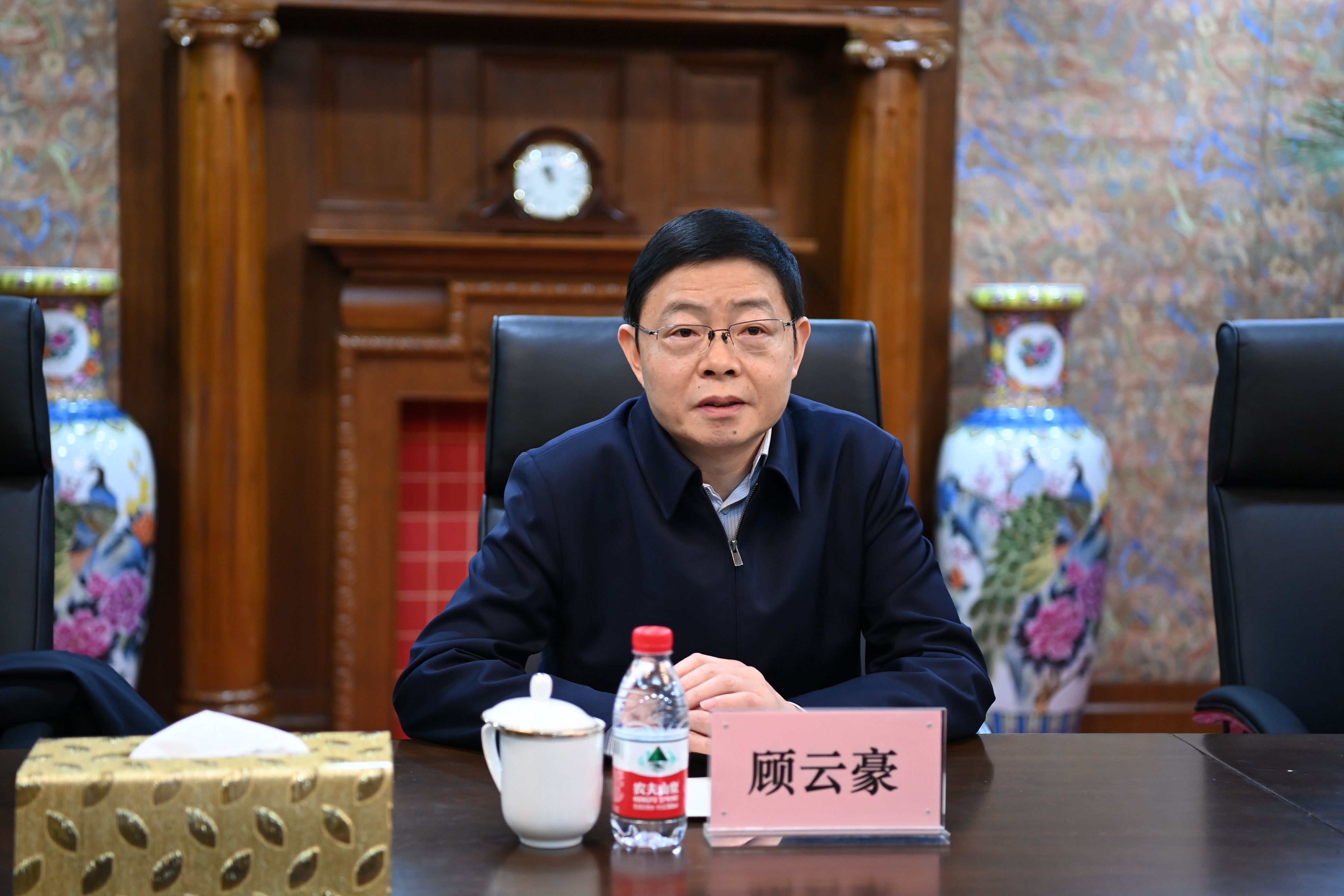 区人大常委会主任顾云豪走访慰问优秀人才