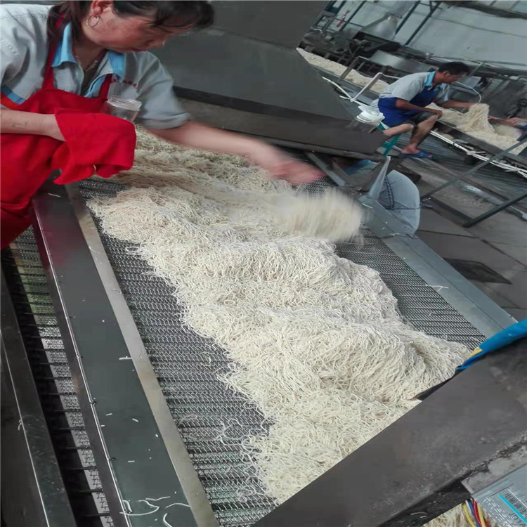 炒面机制作现场图片