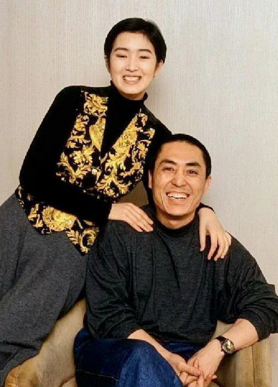 张艺谋与巩俐多年前罕见合影,亲密无间
