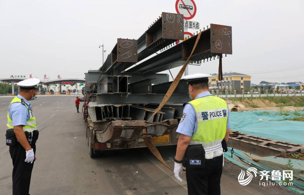 輪胎爆皮車燈不亮!如此大貨車竟要上高速?濟南交警及時制止