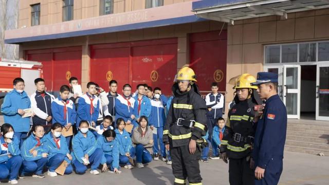 喀什第二中学120名师生走进消防队参观学习