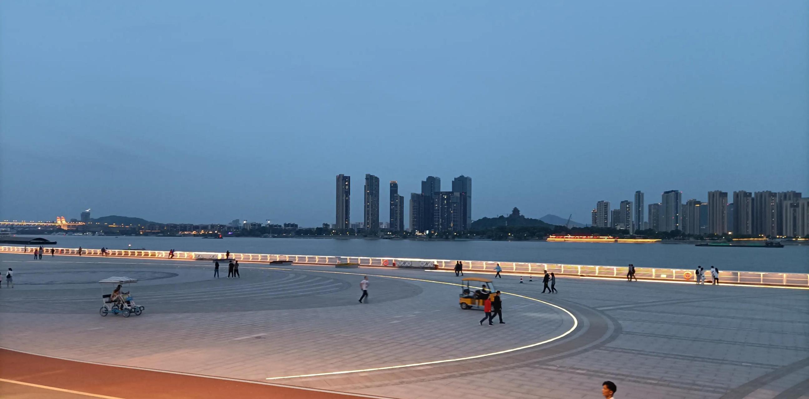 南京江北新区滨江公园风光带,音乐喷泉广场五一国际劳动节期间,音乐