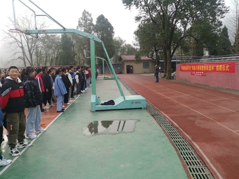 古楼乡中学:举行升旗仪式纪念南京大屠杀遇难同胞