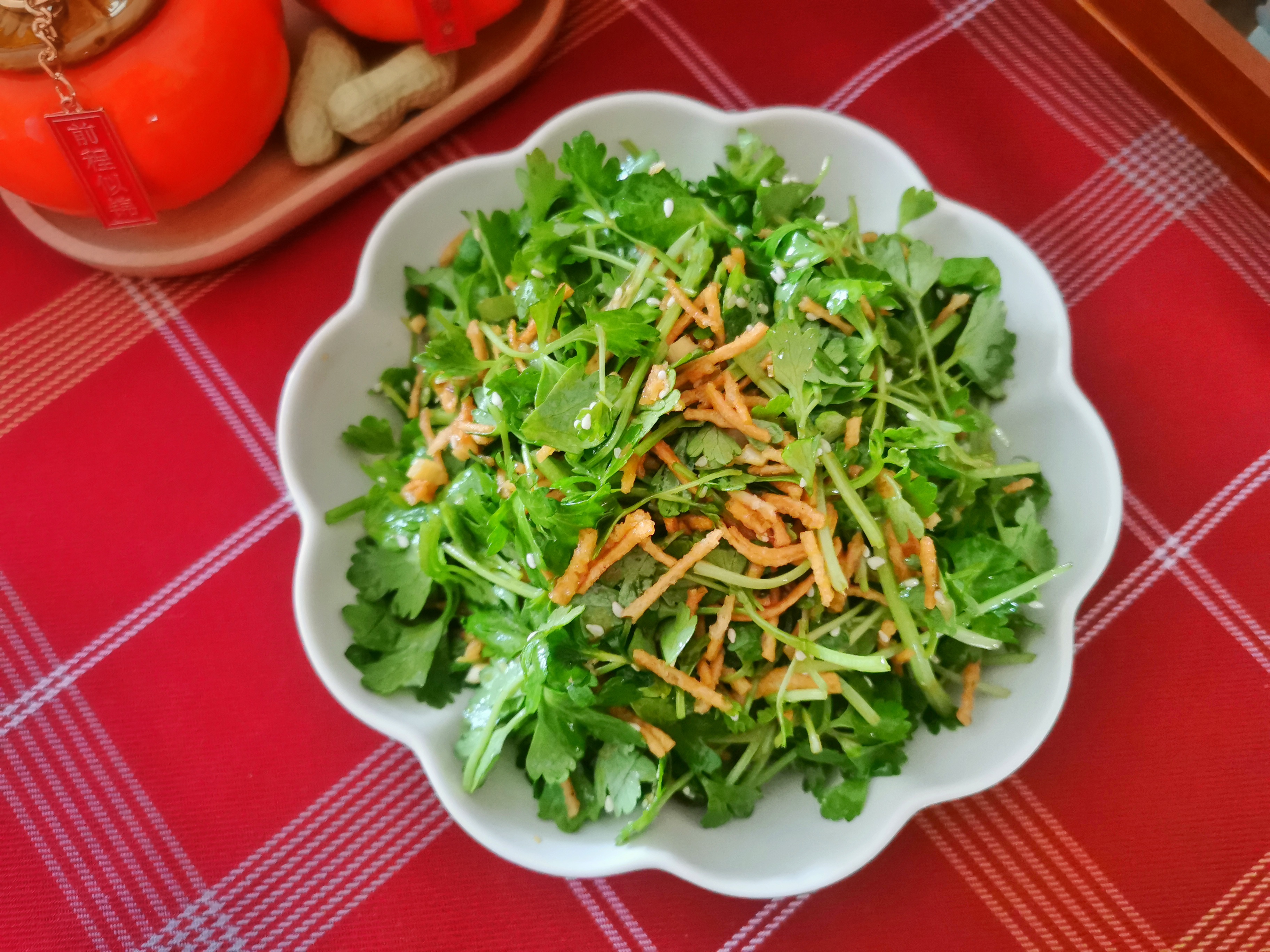 年夜饭,大鱼大肉吃腻了,2块钱的芹菜苗拌一拌就上桌,开胃解腻