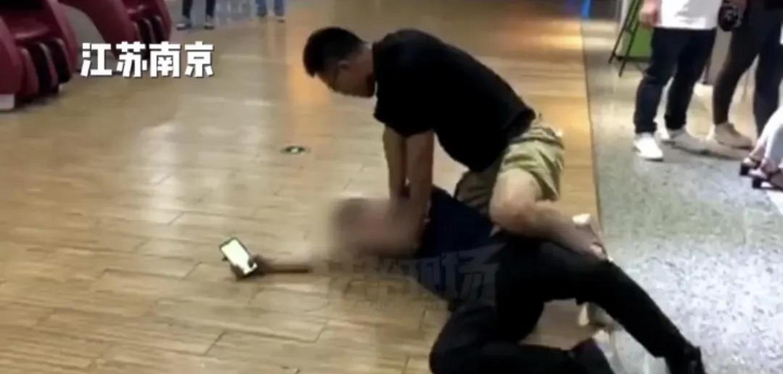 " 4月24日,江苏南京,醉酒男子餐厅殴打女生,被便衣警察抱扔制服,怒喊"