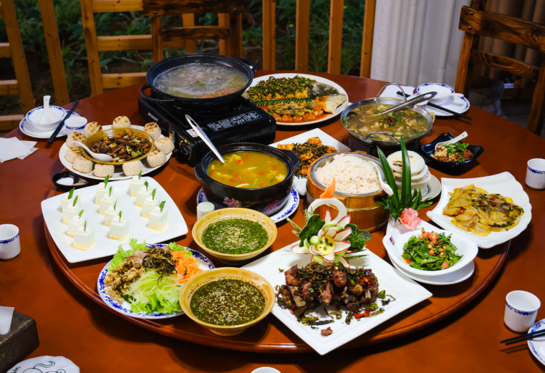 吃在嘴里都是惊喜各类菜品,茶点都香味满溢……酥茶叶,绿茶慕斯古茶