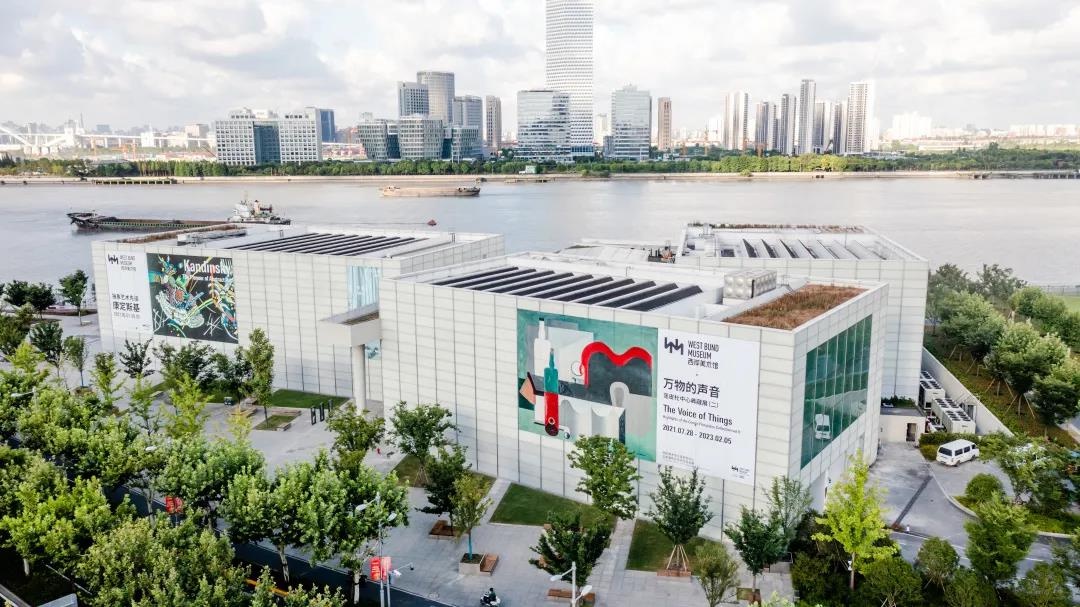 矗立在天水之间,这座位于徐汇滨江的美术馆因艺术而生