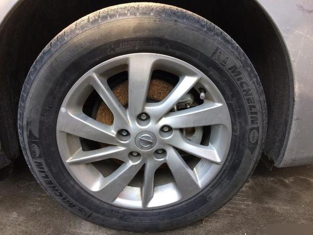 轩逸能换215的轮胎吗?