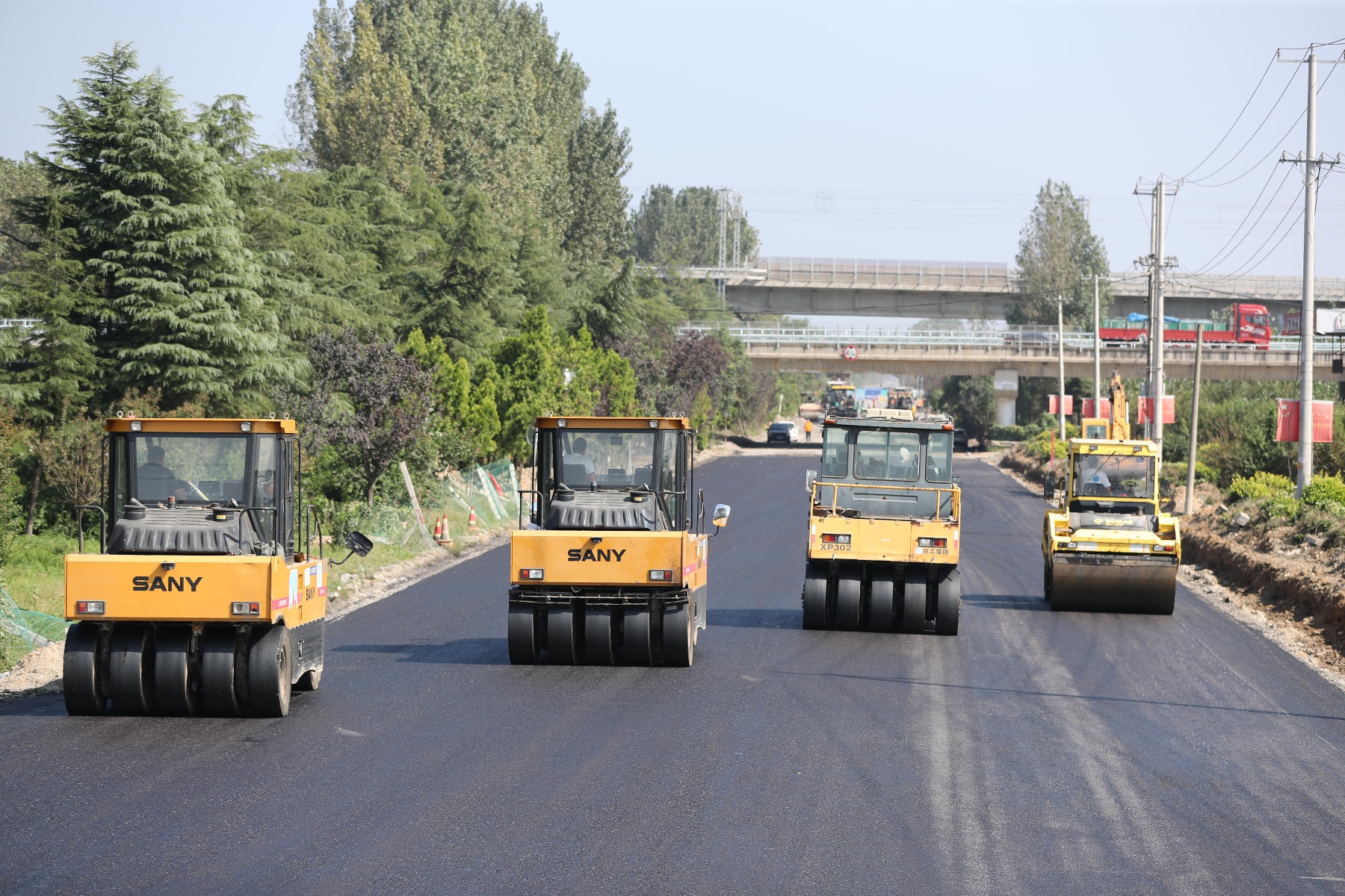 赣榆:金海线沥青路面开始摊铺