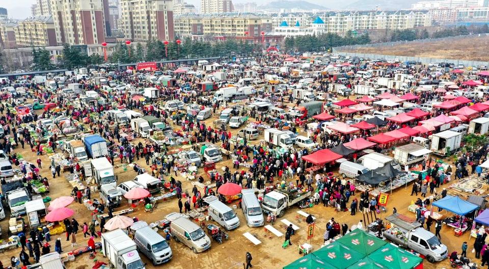 人气不减味道不变!600多岁的灵山卫大集搬迁新址开市迎客