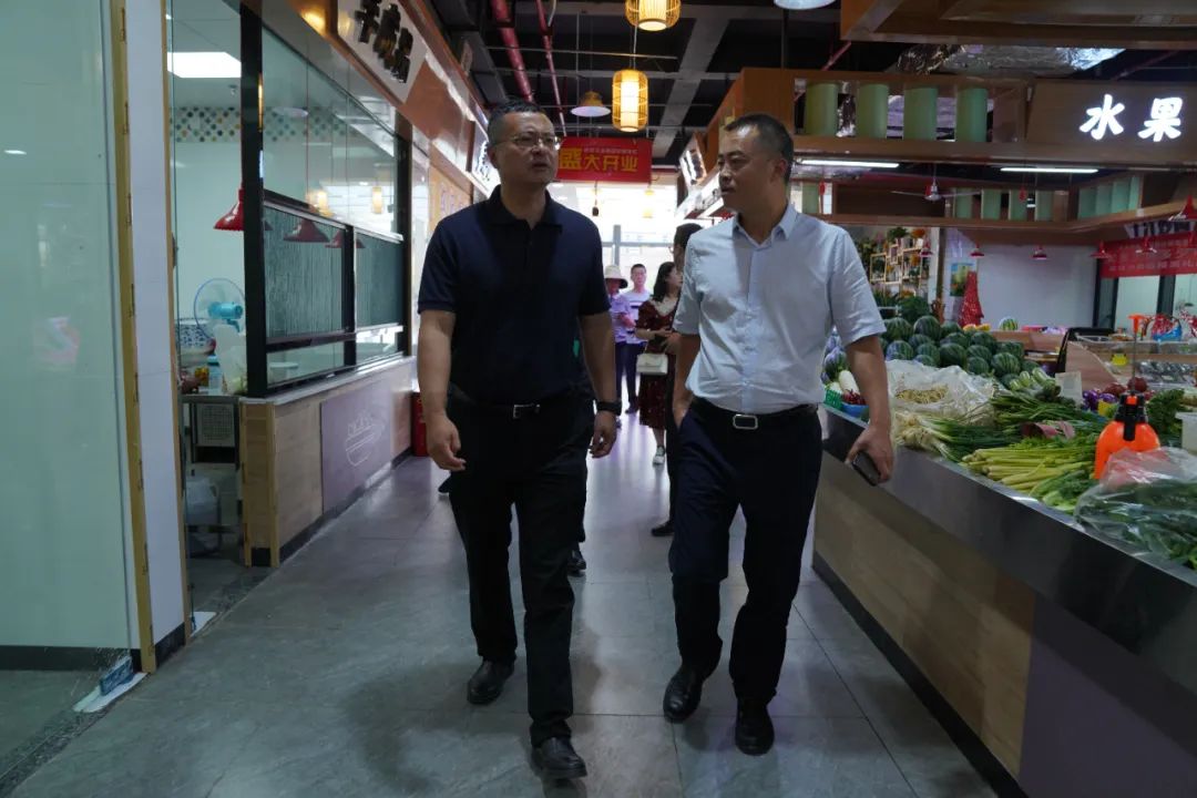 俞洋调研花溪区"一圈两场三改"建设情况