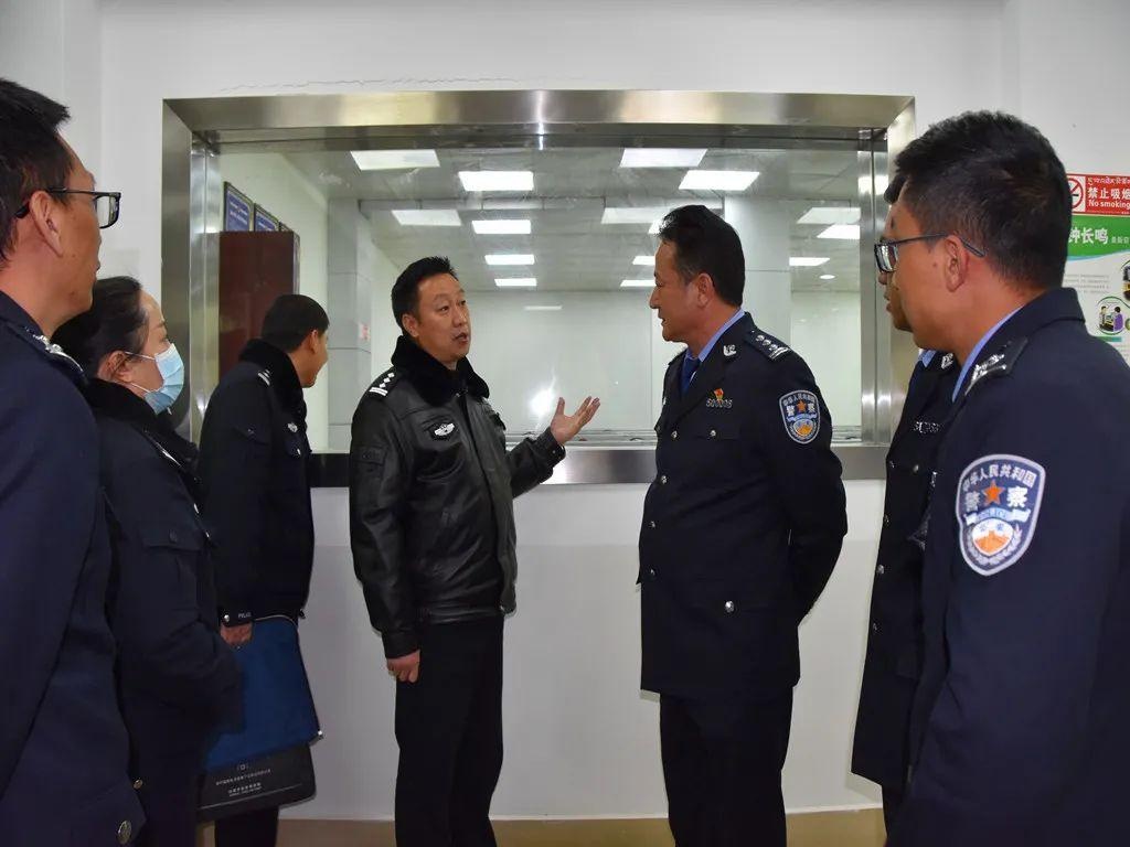 昌都市公安局党委副书记,政治部主任刘显明一行 莅临交警支队 开展