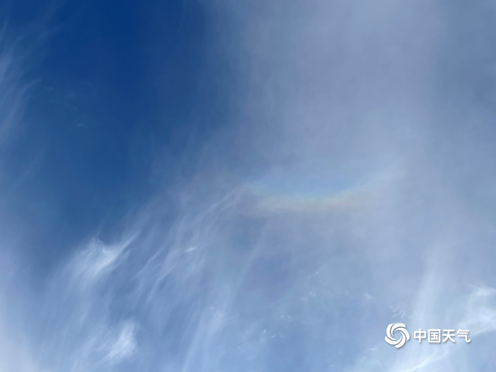 北京上空现环天顶弧 如倒挂彩虹